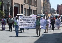 Jubilados protestan en el Centro Histórico por adeudos pendientes desde 2021