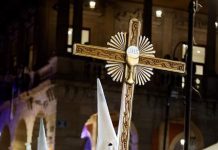 El andar más pesado de la fe: Jesús Eucaristía abre la Procesión del Silencio
