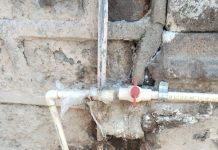 Goteo de agua en toma sin medidor en el centro histórico