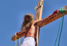Entre polvo, fe y sacrificio: jóvenes reviven el viacrucis en calles de la colonia Cactus