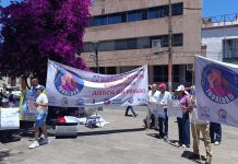 Entre pancartas y dolor: padres exigen poder ver a sus hijos en Vallejo.