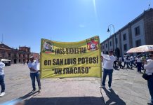 Marchan en SLP trabajadores de salud; señalan carencias y desorganización en el Bienestar.