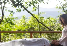 Manos que buscan armonía: la historia y práctica del Reiki.