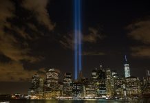 Así fue el homenaje que iluminó el cielo de Nueva York previo al 25 aniversario del 11-S