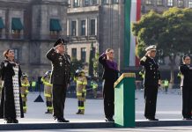 “Los recordamos con el corazón”: Presidenta Claudia Sheinbaum encabeza izamiento de Bandera a media asta en memoria de las víctimas de los sismos de 1985 y 2017