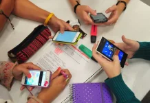 Celulares e inteligencia artificial ponen a prueba a las aulas del COBACH