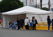 Trabajadores del Hospital Central bloquean Glorieta Bocanegra por falta de personal e insumos